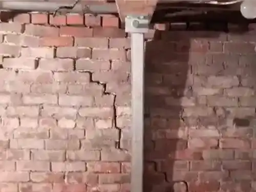 vertical brace on red brick foundation