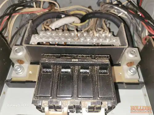 200-amp Pushmatic main breaker in Coves subdivision of Kansas City, MO – 64151 (39.24331510N, 94.63723150W)