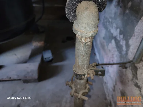 galvanized-steel-elbow-independence-mo-1118-e-frederick-st-64050-39.09985470N-94.40040750W-bulldog-home-inspections-20260112_121406 Galvanized steel elbow fitting in South Orchard Home subdivision of Independence, MO — 64050 (39.09985470N, 94.40040750W)